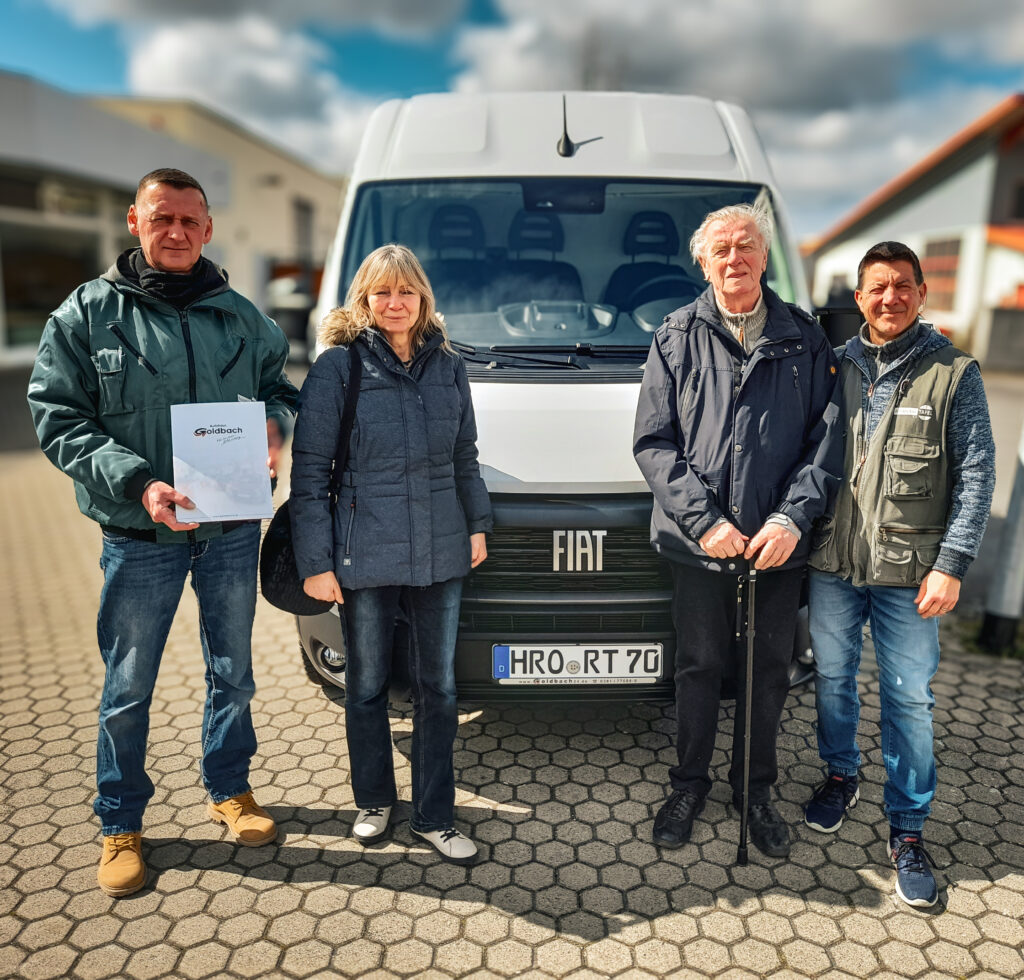 Christian Berndt, Beate Kopka (Leitung), Jürgen Wegner (ehemaliger Leiter), Dirk Haker (MA Tafel) stehen vor dem neuen Fahrzeug für die Tafel