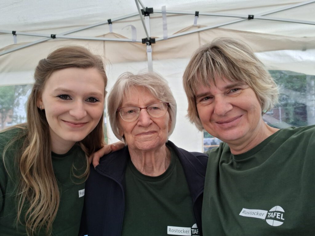Familie Wegner lacht in die Kamera