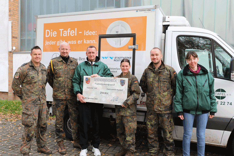 Mitarbeitende der Rostocker Tafel mit Soldat:innen bei der Spendenübergabe.