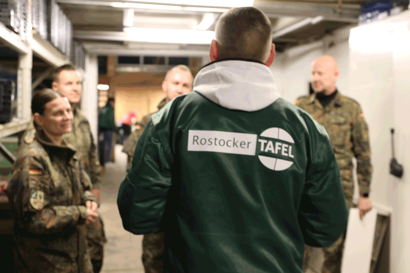 Mitarbeitende der Rostocker Tafel mit Soldat:innen bei der Spendenübergabe.